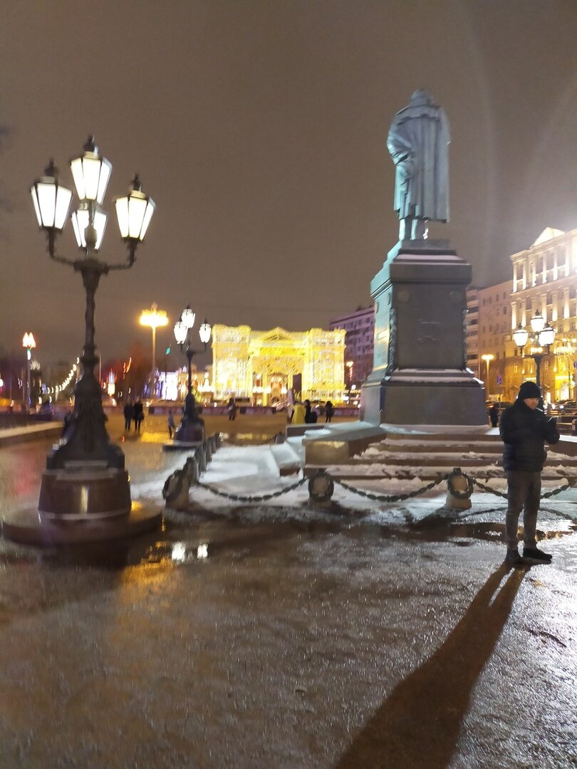 Знаменитый памятник работы Опекушина легко узнаваем в любого ракурса. 