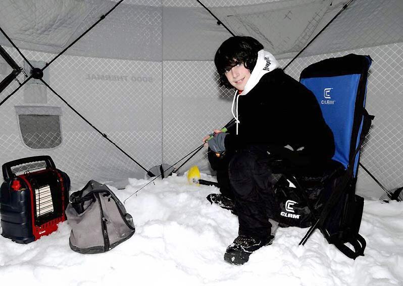 Свой вариант складного стула рюкзака для зимней рыбалки со спинкой, рассчитанного на нагрузки до 110 кг, предлагают в компании Clam Outdoors. 