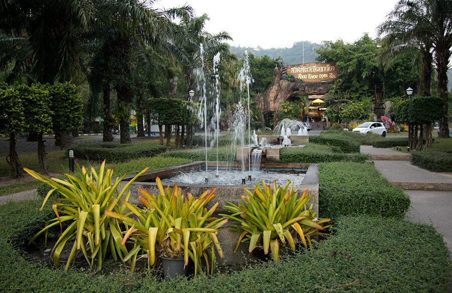 Парадный вход. Справа вдали - наша (прокатная) машинка.