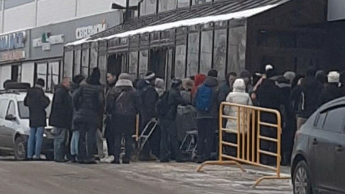 Почему закрыли закрытую. В супермаркете давка из-за скидок. Кострома Карусель очереди толпа. 9 Января давка.