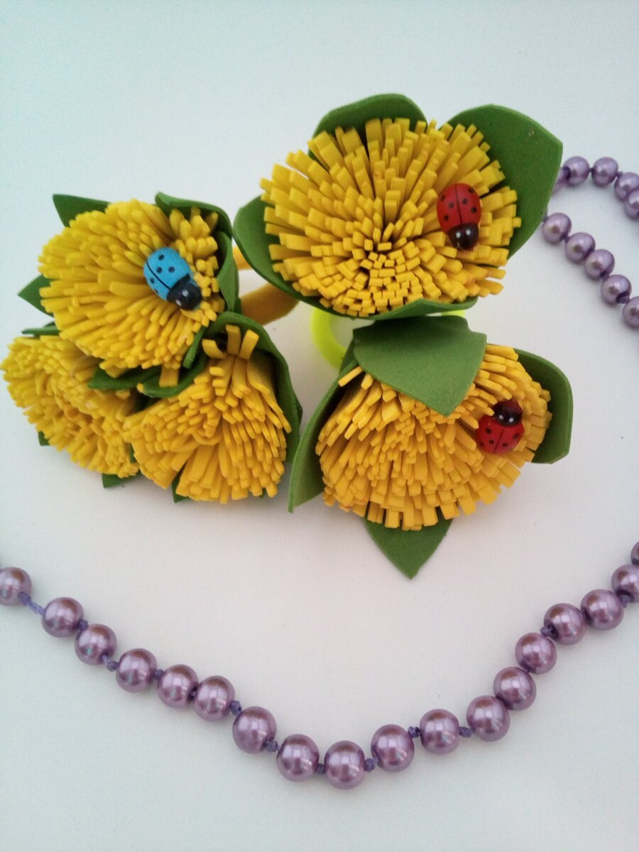 Одуванчики на резинке для волос из фоамирана.