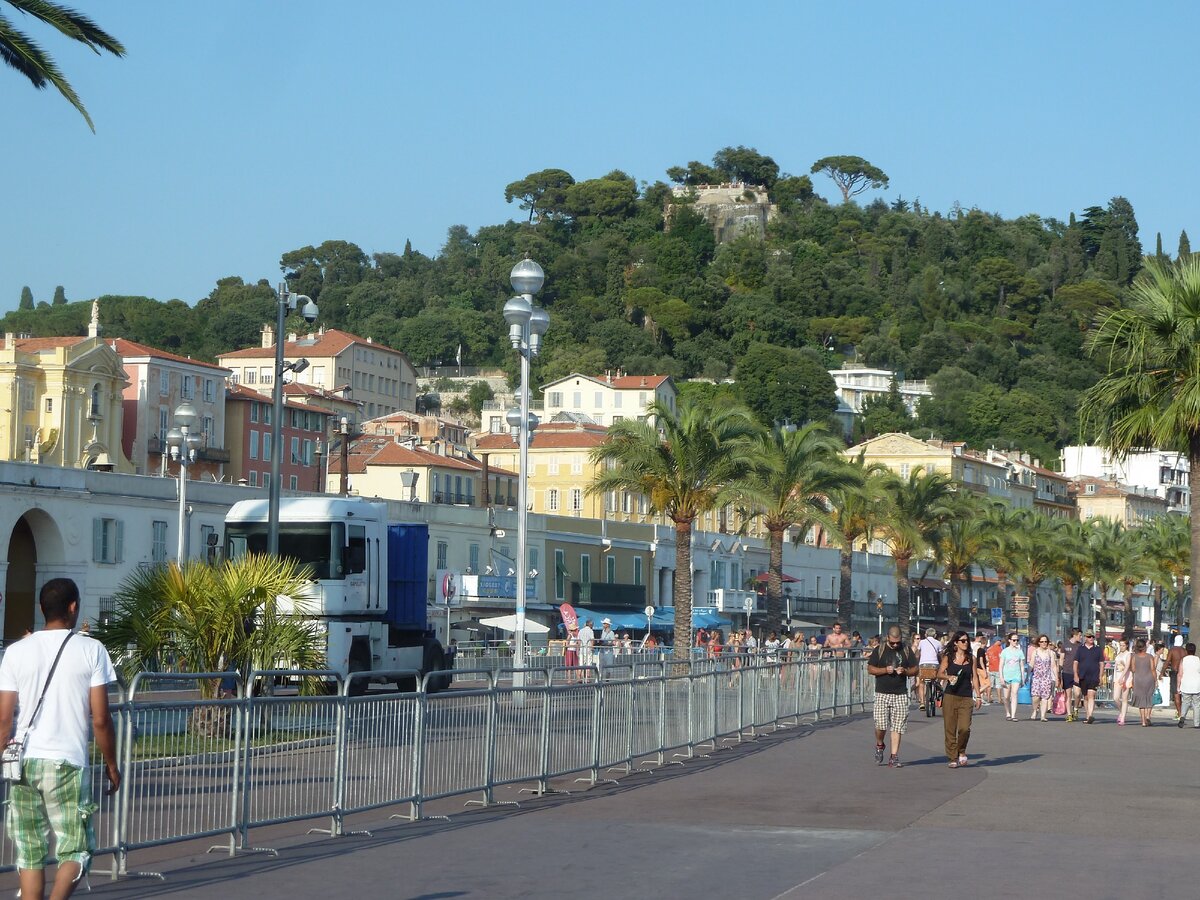 Ну, Ницца и Ницца -- пальмы, набережная, люди в летней одежде... никаких миллионеров!