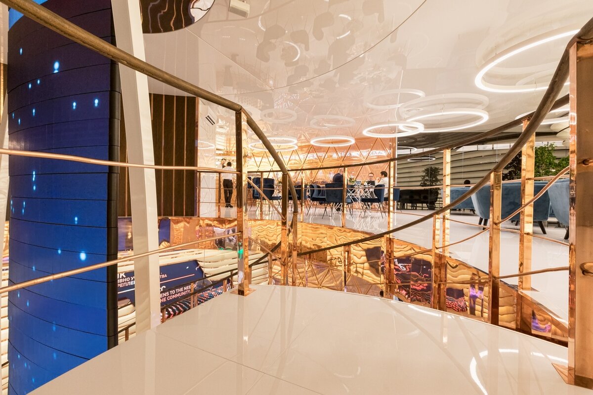 Проекции на колонне и голограммы в пирамиде взаимодействовали друг с другом, превращая знакомство с ценностями РМК в яркое представление. Гости стенда могли сами управлять трансляцией с помощью жестов, которые считывал специальный датчик.