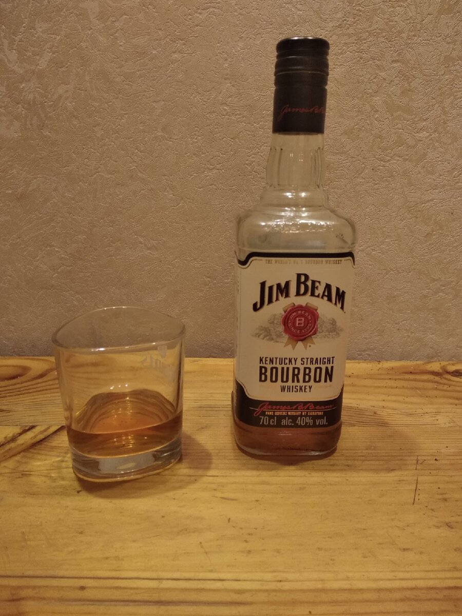 Джин бина. Бутылка Джим Бим Бурбон. Джим Бим виски дома виски. Jim Beam в руке. Виски Джим Бим на столе.