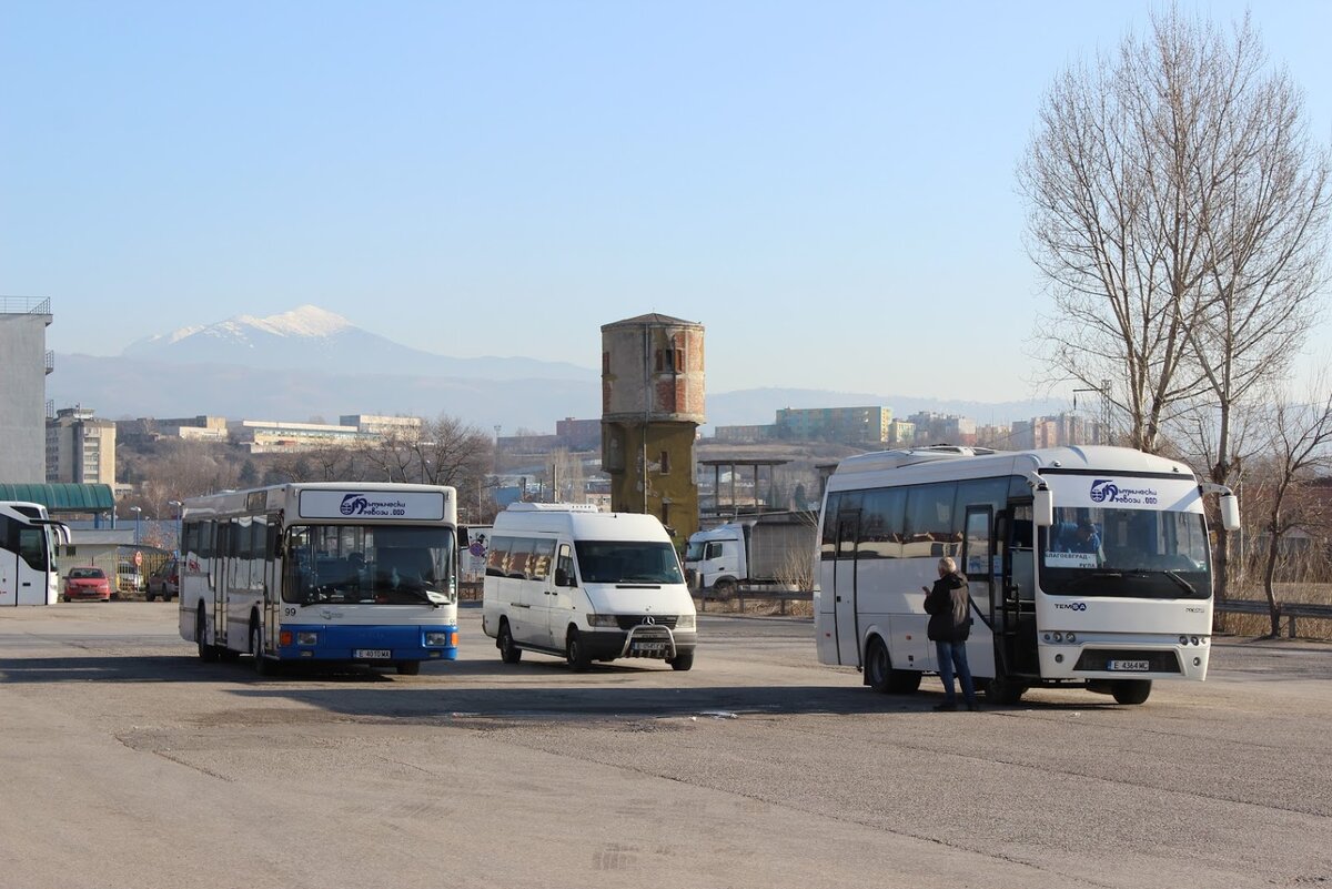 Тот момент, когда фотографируешь горы, а потом видишь на фото на переднем плане водонапорную башню :).  А хотелось всего лишь показать, как от нас смотрится Пирин.