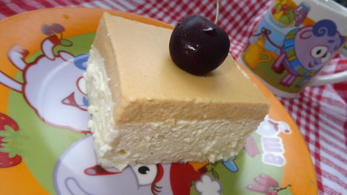 1 кг творога, 2 яйца, сахар по вкусу, 3ст.л. манки, щепотка соли, ванилин. Яйца взбить с сахаром, посолить, добавить ванилин, манку, перемешать и оставить минут на 5-10. Затем добавить творог, замесить тесто, переложить его в форму смазанную слив.маслом и присыпанной манкой, запекать минут 35-40 при температуре 170-180С. Минут за 5 до готовности залить запеканку заливкой и опять убрать в духовку. Заливка: 400-500г сметаны (у меня15%), 3-4 ст.л. с верхом вареной сгущенки (можно больше) 1 яйцо, 1ст.л. крахмала, сахар при необходимости. Все хорошенько перемешать.
 Приятного аппетита, очень вкусно, особенно заливка🌹