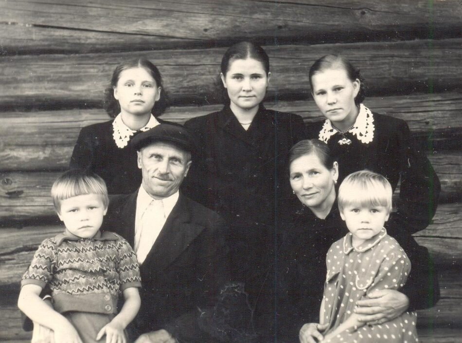 1 ряд: Папа Иван Андреевич с Лидой на руках, мама Иринья Дмитриевна с Валей на руках. 2 ряд: я, старшая сестра Людмила, моя подруга Нина Ваганова. Великая Губа, 1955 год