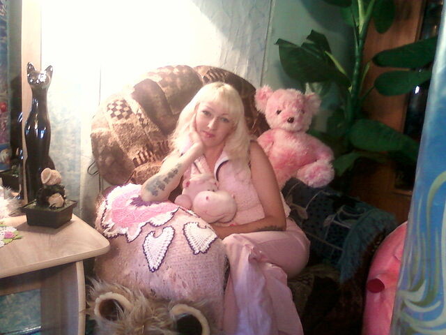 Привет, немного о себе: на самом деле меня зовут - Елена, мне 39 лет, закончила Алтайский государственный университет в 2002 году, по специальности -социолог, есть сын -Андрей, ему уже 16 лет, офигеть как летит время)))). Обожаю русский рок, книги и конечно - кошек!!!! Вязать начала два года назад, когда пришлось всё время проводить дома, это отдельная история, так сначала листала в интернете картинки с работами мастеров и решила попробовать и понеслась.....ну девочки меня поймут. Живем вдвоем с сыном в стареньком доме в глухой деревне Михайловское - это Алтай.Что ещё... спрашивайте.  https://www.instagram.com/alisa.2017.toys