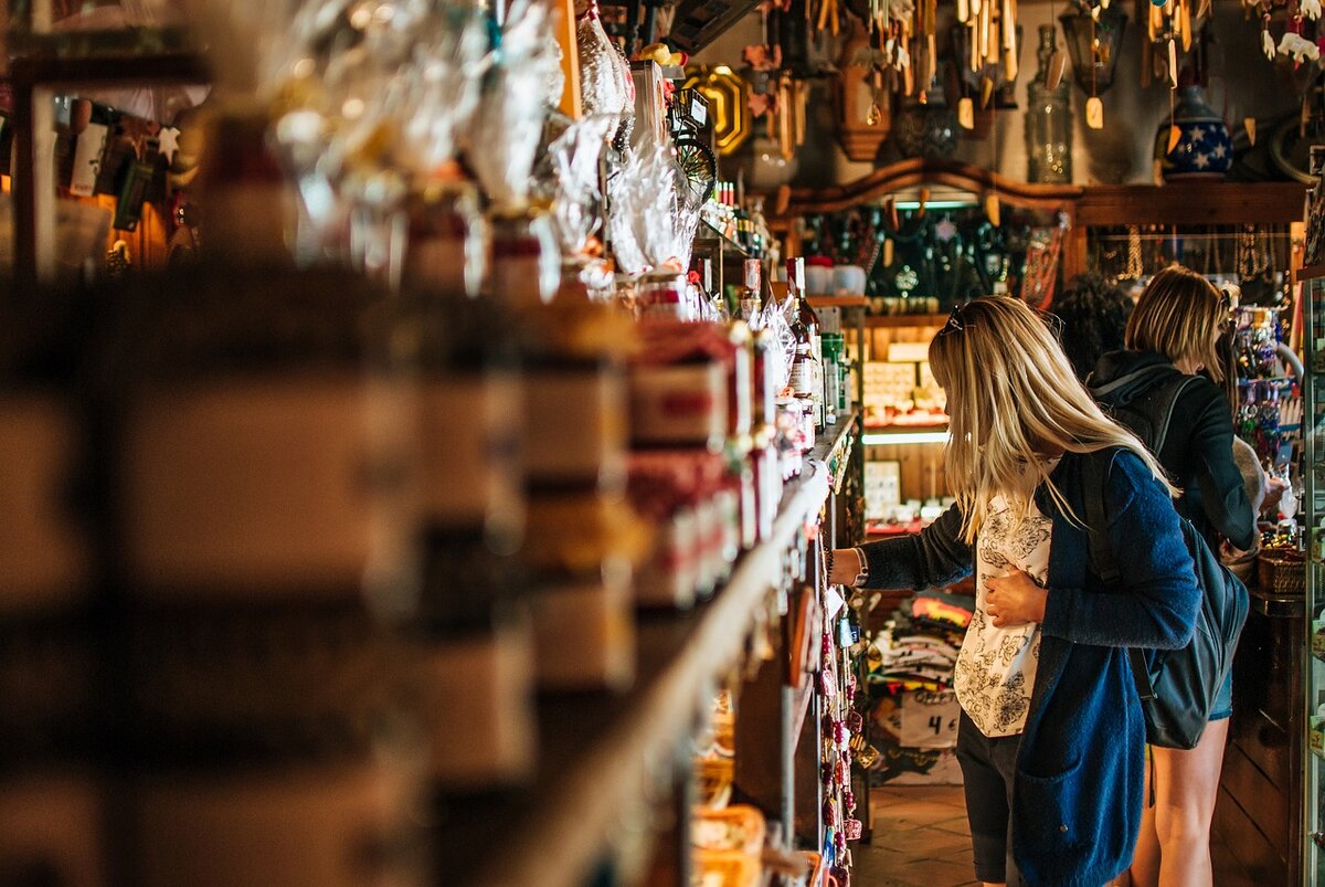 Источник фото: https://pixabay.com/ru/photos/девочка-женщина-магазин-сувениры-4181395/