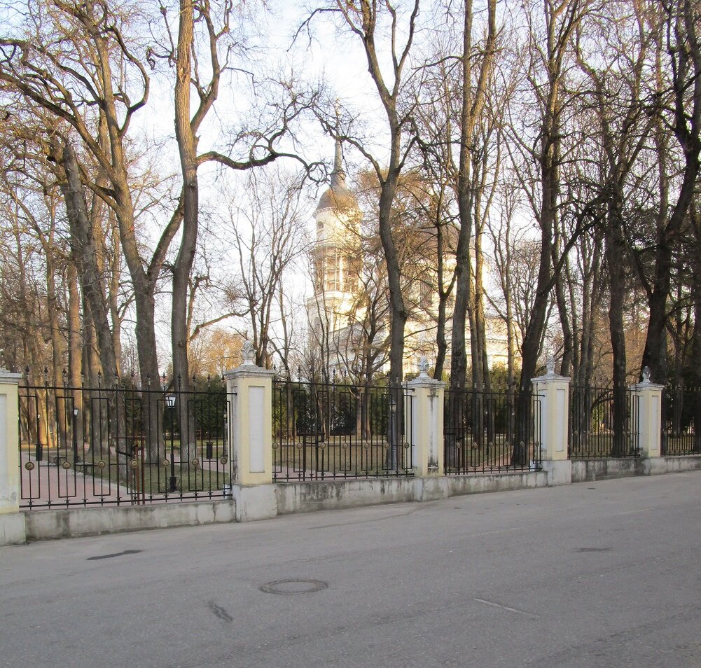 На месте Калужского кремля в Центральном парке высится Троицкий собор, построенный в 1786-1819 годах на месте деревянного храма, в котором в 1610 году с почестями похоронили Лжедмитрия Второго. Он был сожжен в 1618 году запорожскими казаками Петра Сагайдачного и отстроен в камне уже в 1687 году, а затем – уже на рубеже XVIII-XIX веков. 