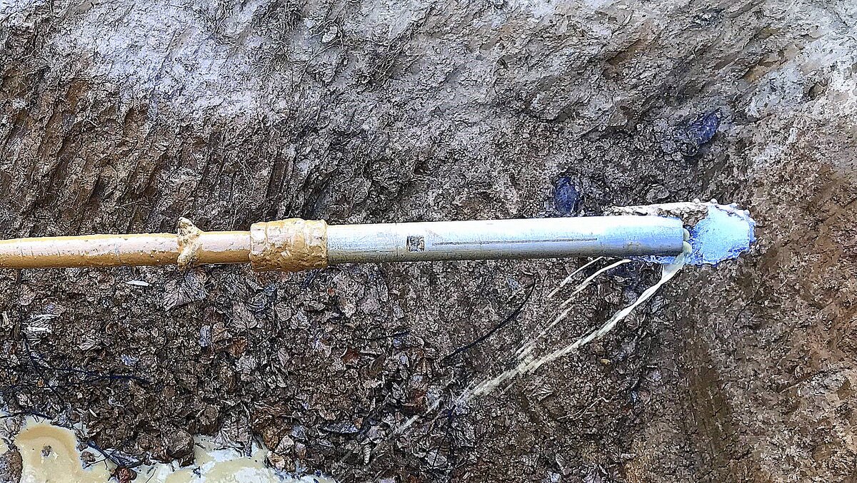 Пилотный бур с установленным внутри зондом