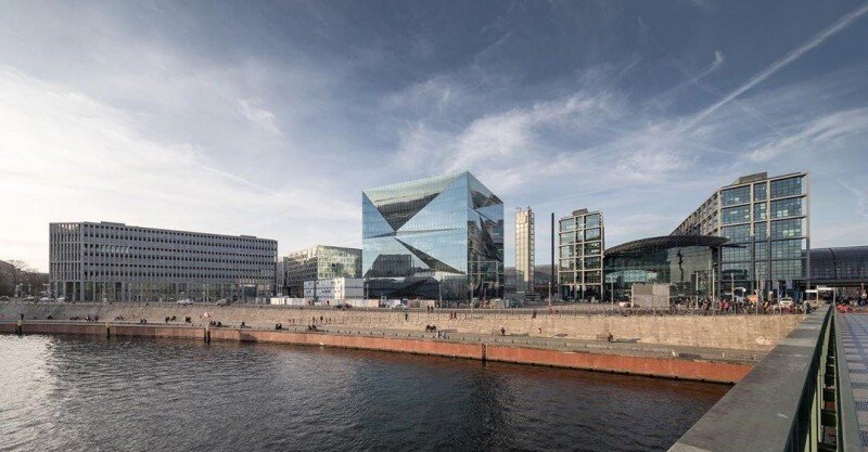 Cube Berlin находится на площади у главного железнодорожного вокзала Берлина. Фото by 3XN/GXN https://www.instagram.com/p/B80yZ_nlhh9/