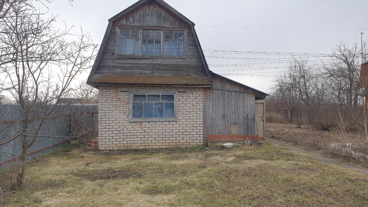 Купил дачу возле воды, чтоб изолироваться от людей. Показываю баню, жилой  домик и пирс | Сантехника вызывали? | Дзен