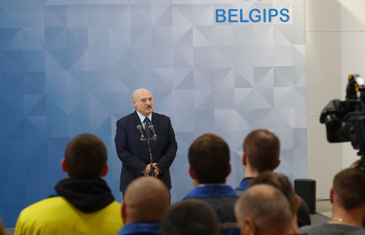 Президент Белоруссии  встречается с коллективом завода Белгипс. Фото из открытых источников.