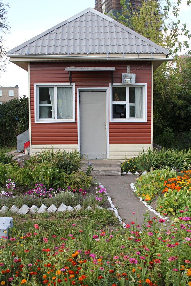 2. Очень симпатичная будочка дежурного по переезду с палисадником.