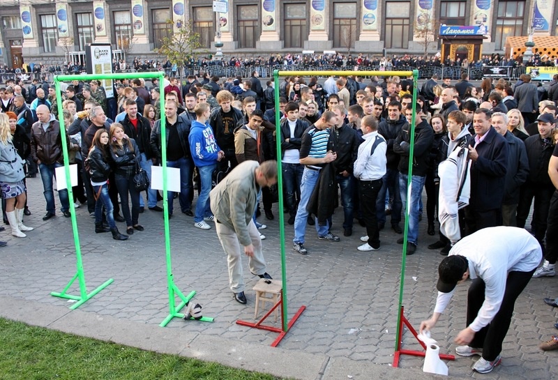 Очень часто на аттракционы подобного типа бывает немаленькая очередь.