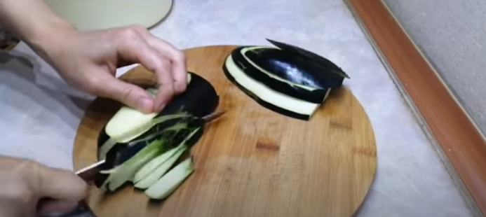 Баклажаны нарезать  соломкой.