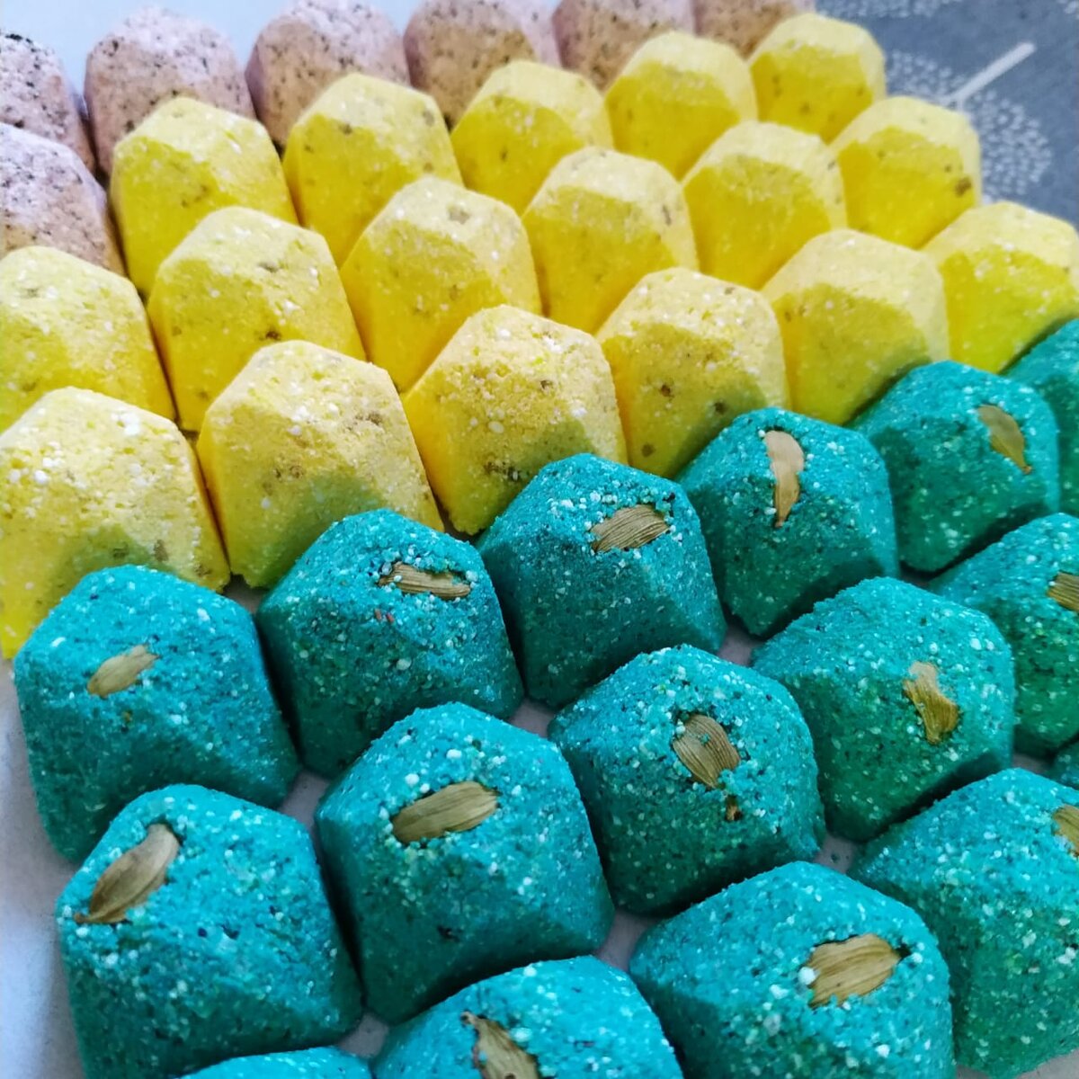 Цвет и форму вы можете выбрать любую, как и добавки.