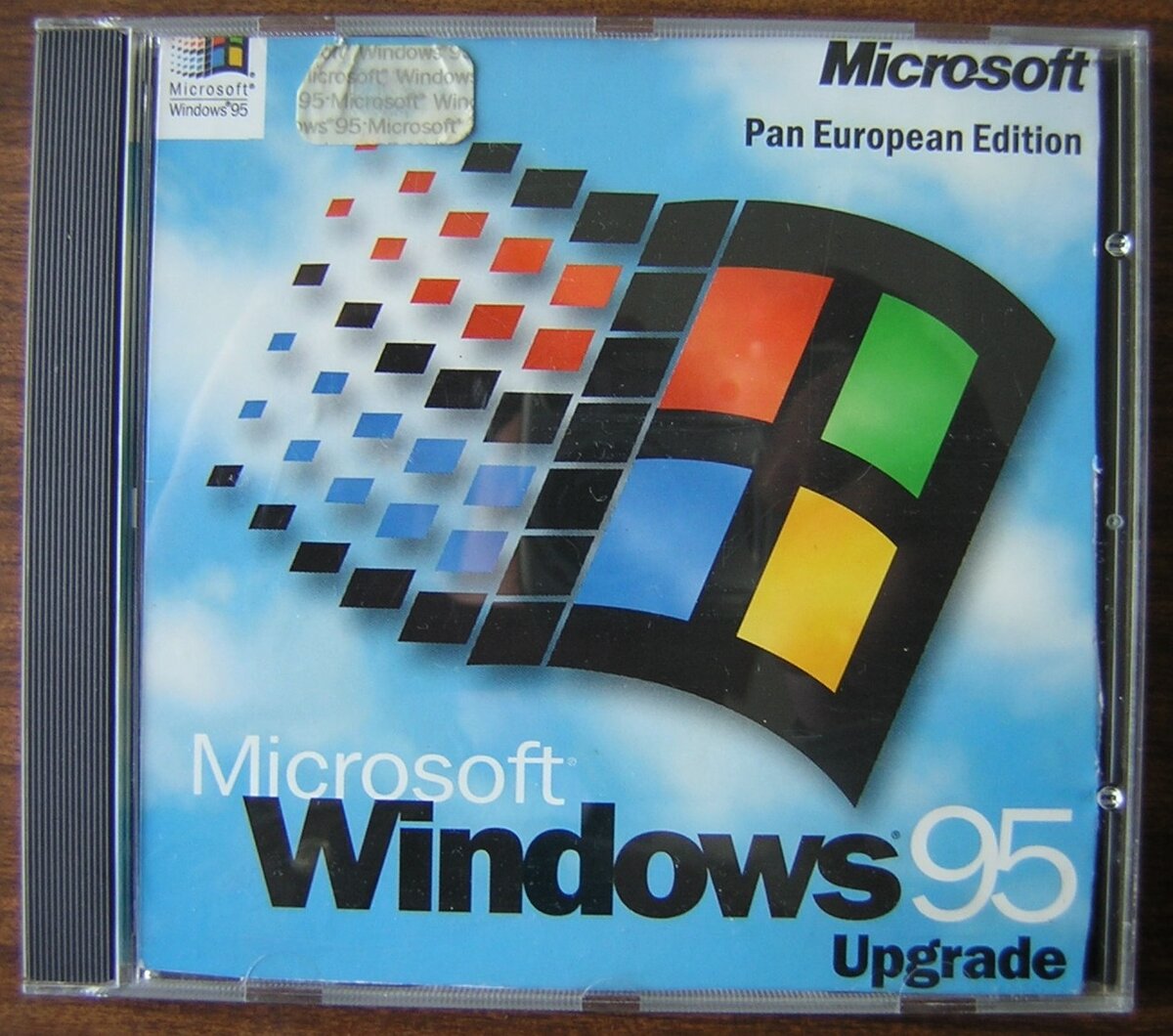 Примерно такими дисками была заполнена полка у моего компьютера