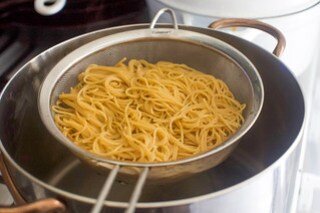 Спагетти отварить и откинуть на дуршлаг 