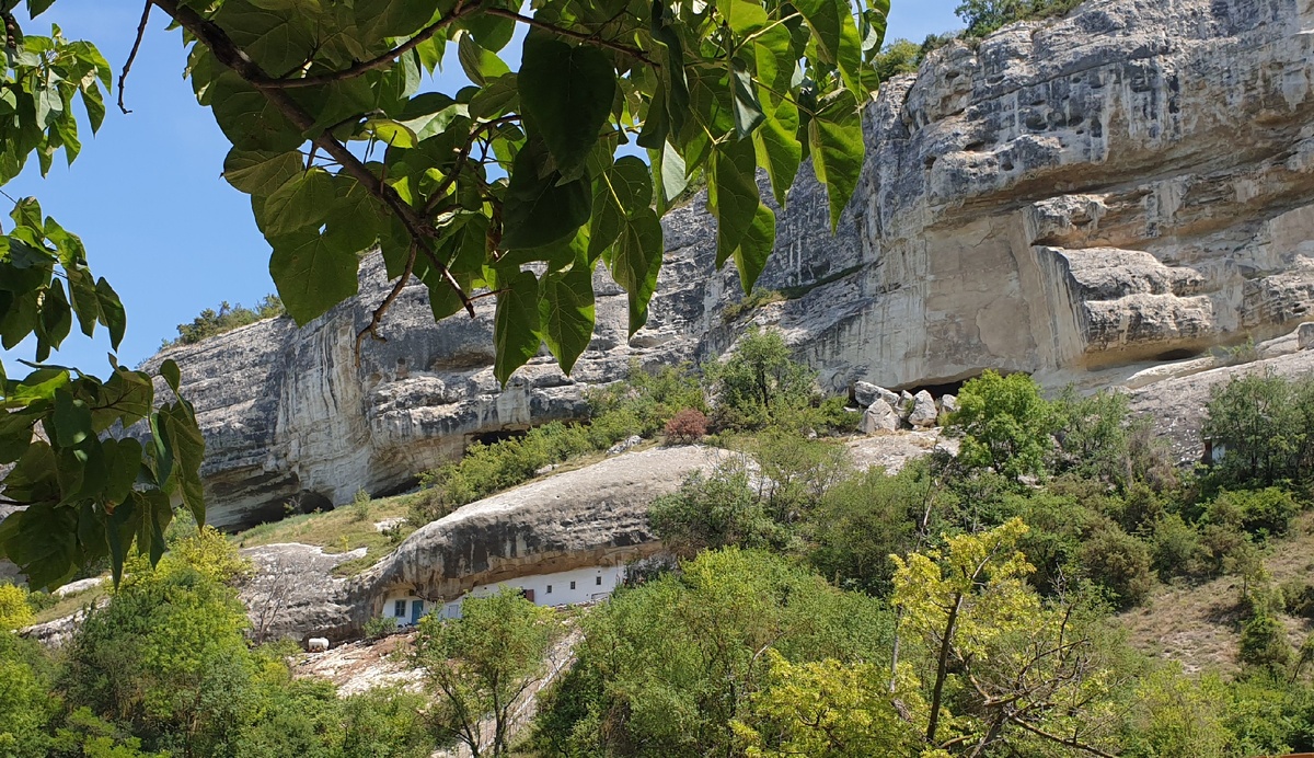 Подъем на горное плато, на котором расположен Чуфуд-Кале