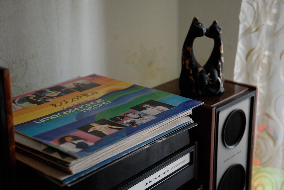 Элегия 102  Радиола из моего детства, кстати в той самой комнате откуда я видел Радугу в тот день!