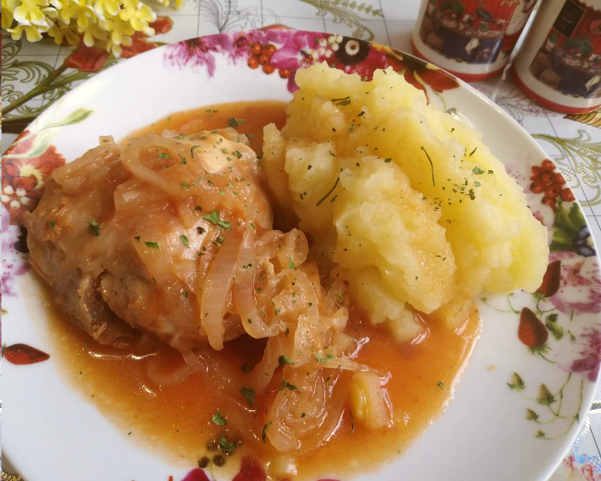 Самые вкусные крылышки. Курица по европейски с луком и содой на сковороде. Куриное филе на луковой подушке в духовке. Крылышки с шампиньонами в духовке. Курица на луковой подушке с содой.