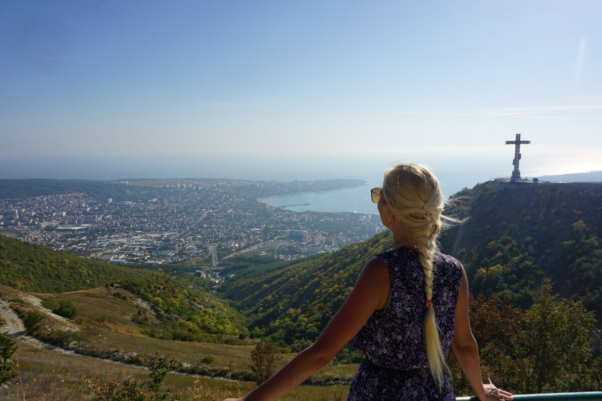 Вид на город Геленджик с верхней точки канатной дороги "Олимп". (Фото из личного архива)