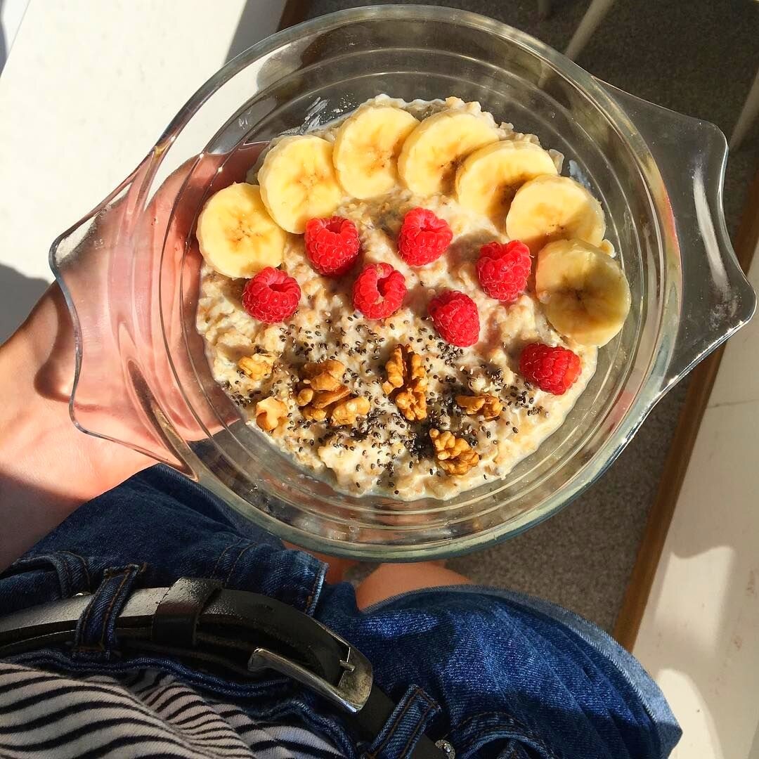 Овсянка с бананом, малиной, грецким орехом