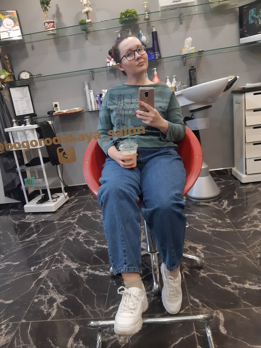 Пришла к парикмахеру 