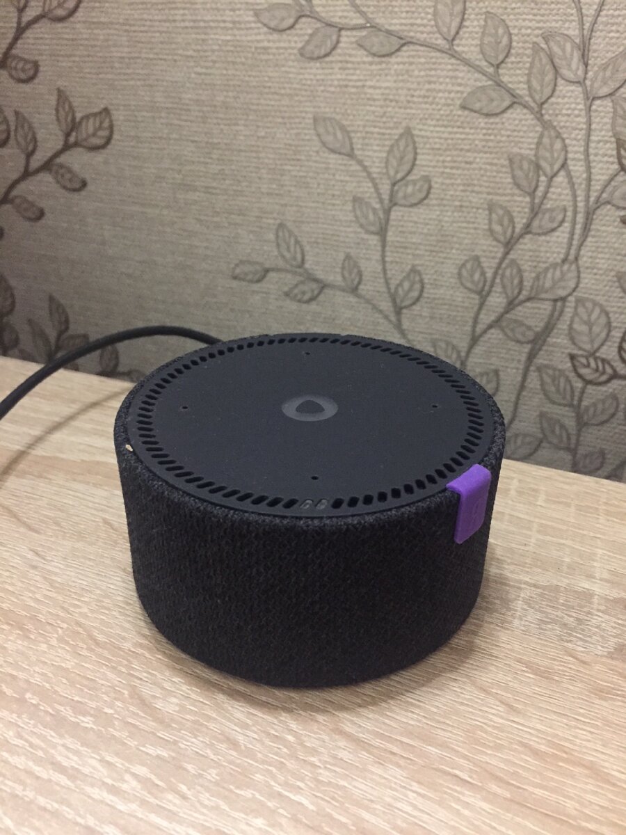 Яндекс.станция мини в комнате