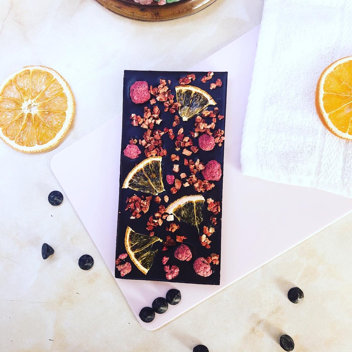 На фото горький  шоколад с малиной, клубникой и апельсином.