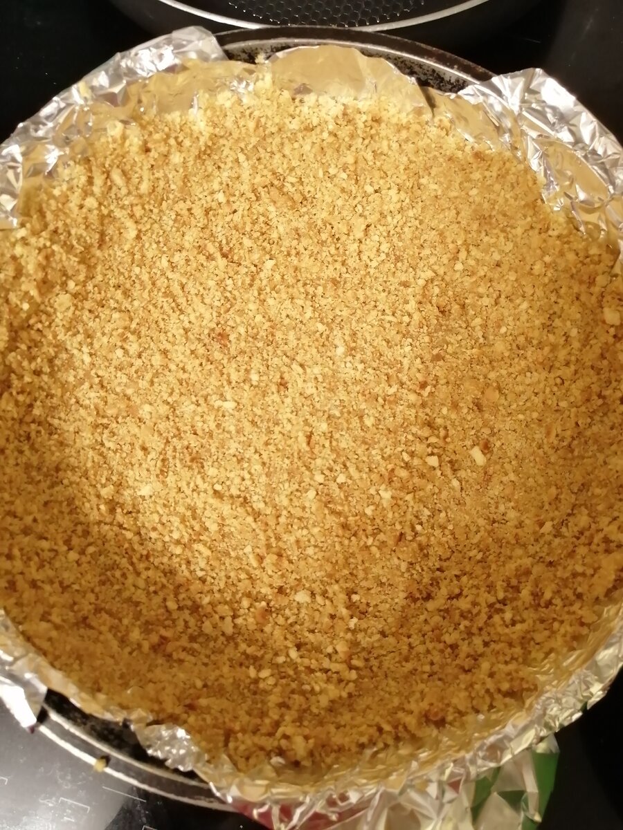 Выложить в форму, сформировав дно и бортики, маслом смазывать не надо. 