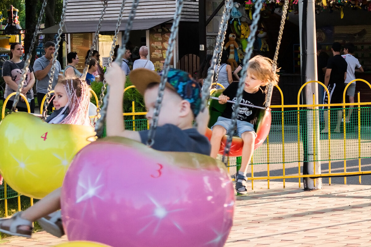 А это было летом, уже подальше от дома.