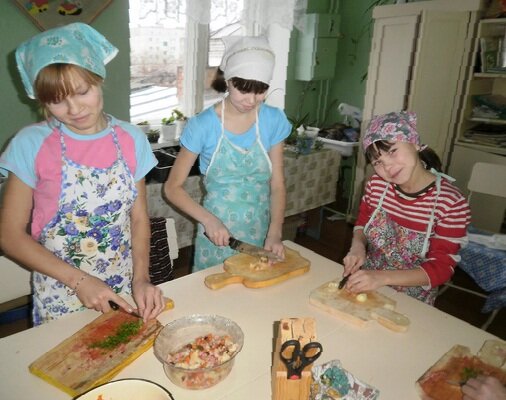 Девочки на уроке труда. Кулинария