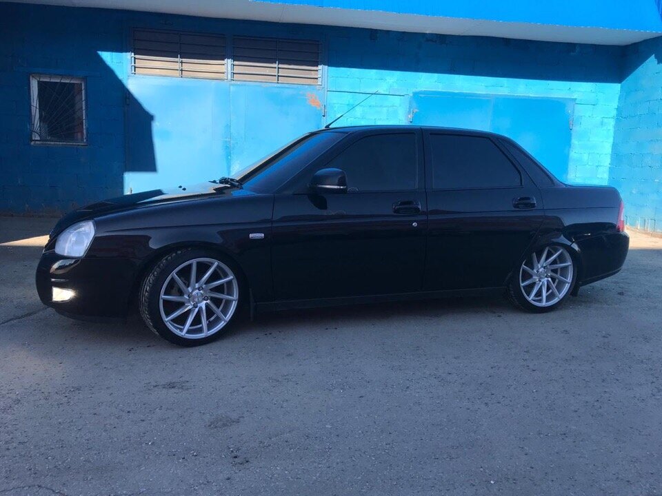 Всем привет .Сегодня я расскажу про свой первый опыт.                                                                   Так вот на первой машине я не боялся нагружать двери: вибра на внутренней и на внешней части двери и так же вибра на пластиковую накладку, ко всему этому в добавок шел вспененный каучук — как тепло/шумо изоляция.Очень важно закрыть все технологические отверстия — это даст эффект и шумоизоляции, так же утеплит машину. Но и для звука это более чем полезно! За два года двери не провисли, в т.ч. водительская. Так что на два года хватит)) В любом случае самая часто открываемая дверь — водительская (можно в нее поменьше материалов класть).