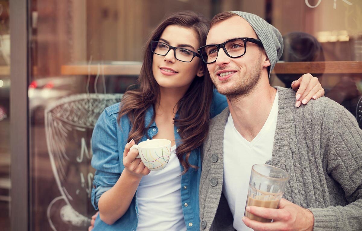 Еще недавно очки использовались как необходимый предмет для коррекции плохого зрения, а сегодня они стали очень модным аксессуаром, который носят круглый год. 