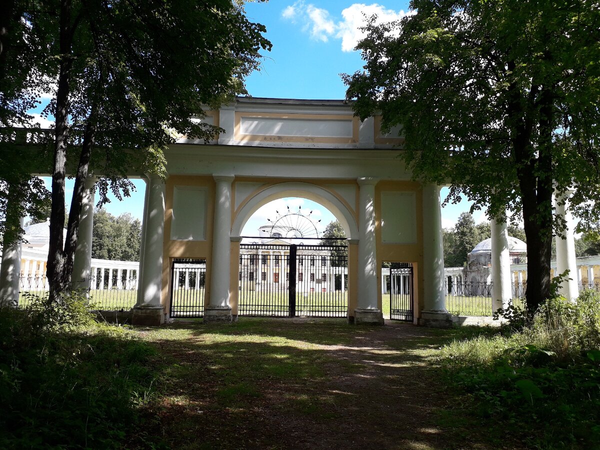 Символ Солнца - его полукружие с лучами - встречает путника ажурным узором в воротах усадьбы Львовых под Тверью.