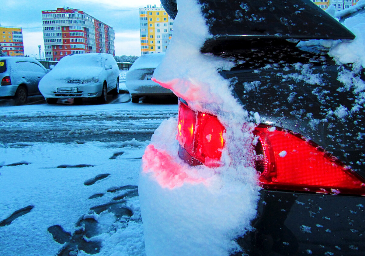 По КоАП за не включенные фары водителю положено заплатить штраф в размере 500 рублей.