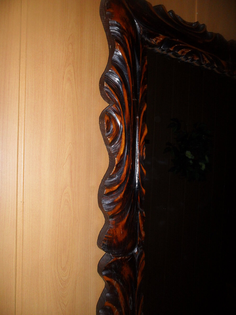 Деревянная рамка зеркала с выжженым рисунком.