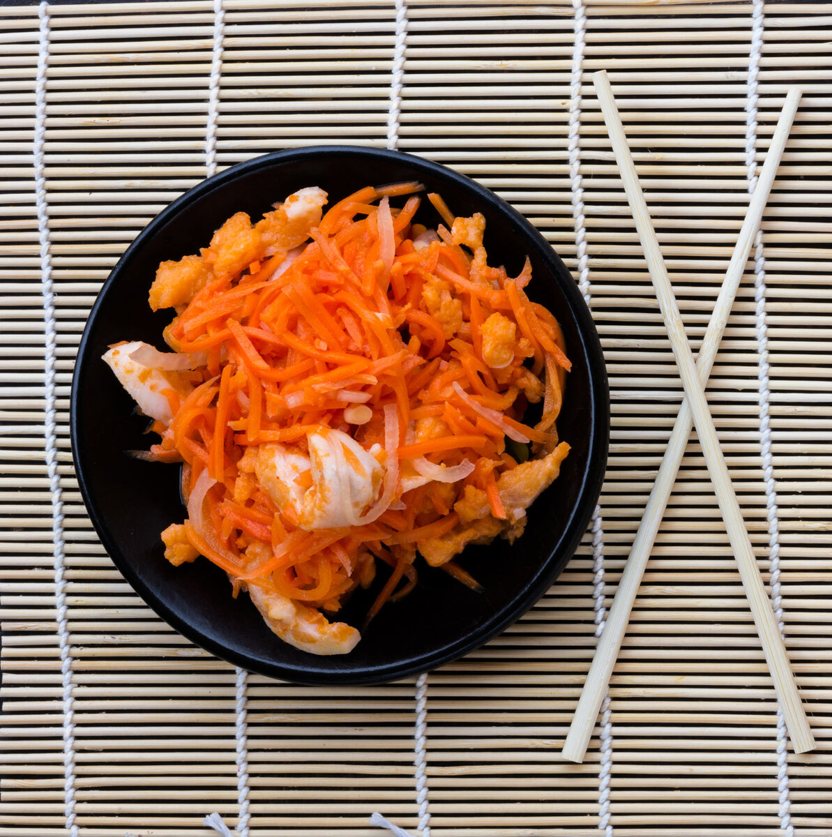Полезный рецепт салата с курицей и корейской морковью