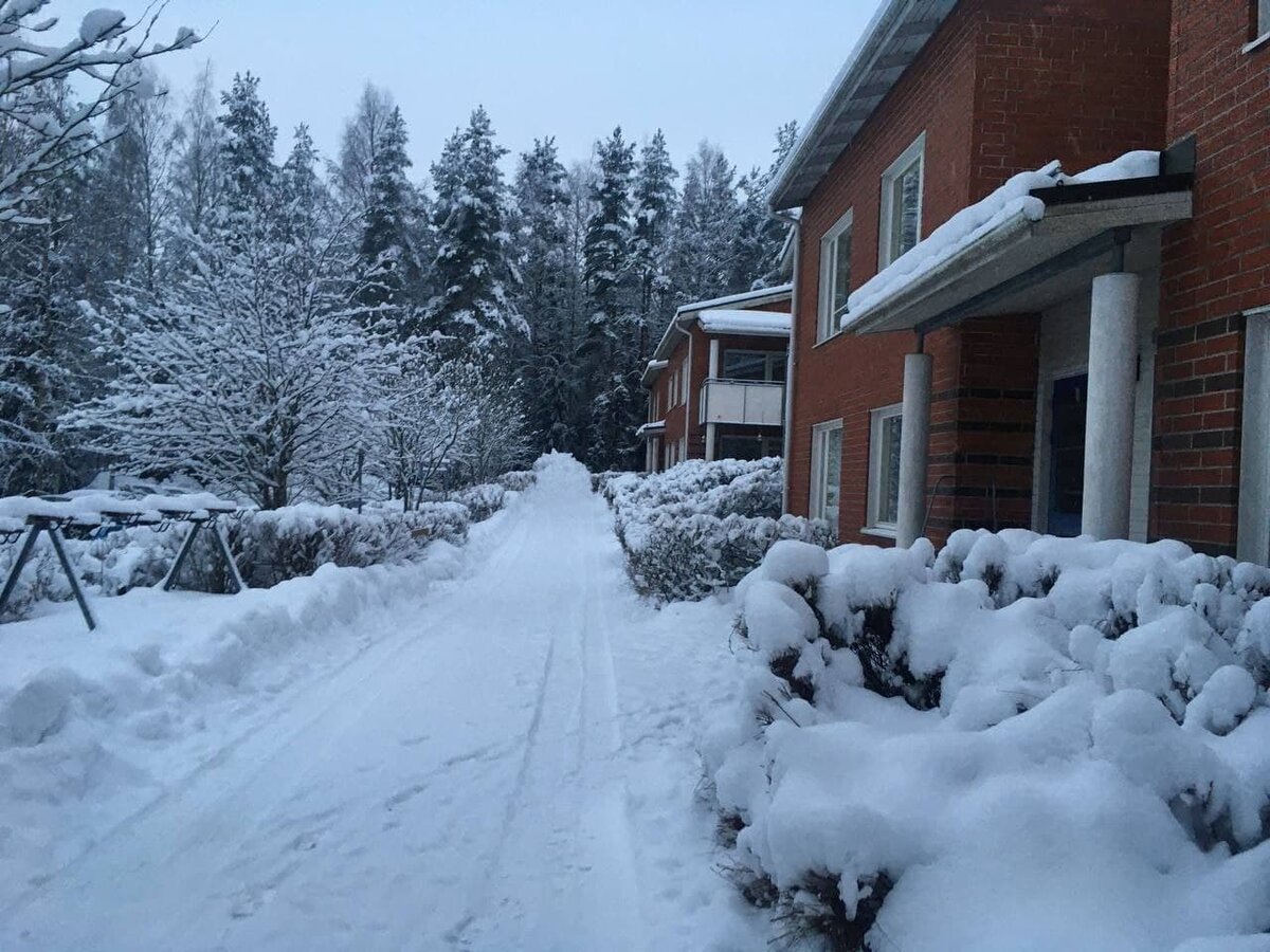 Справа наш подъезд