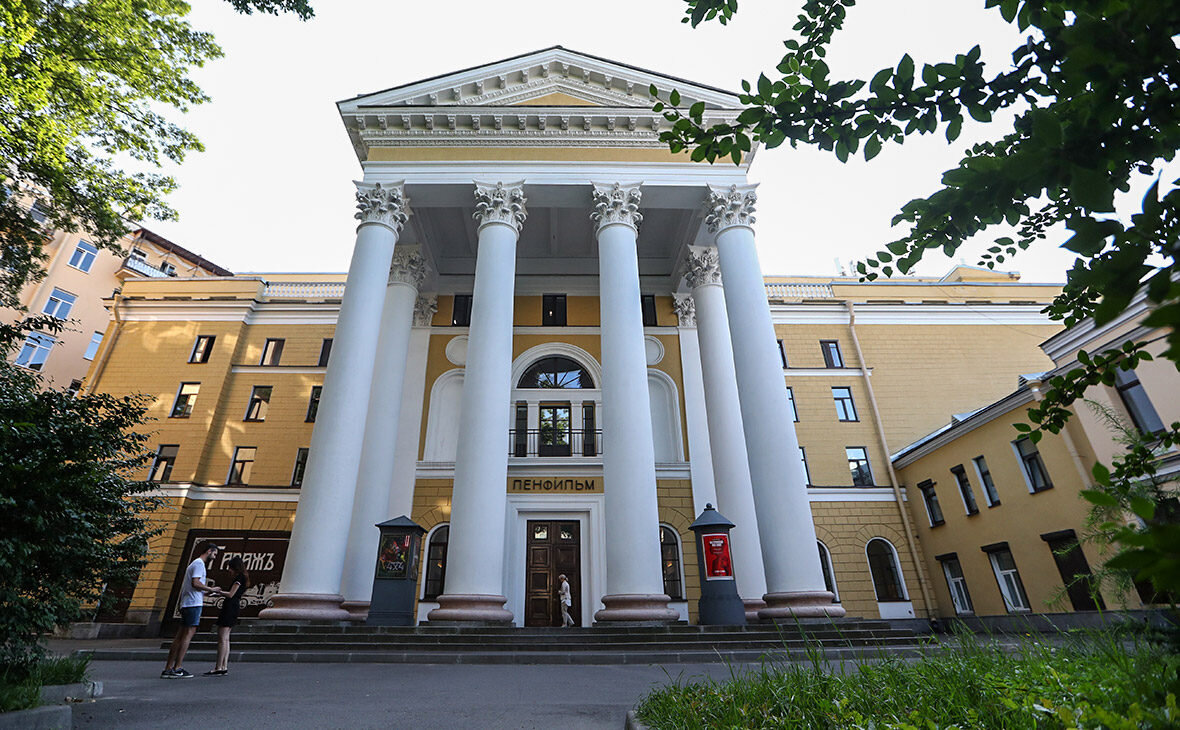 Легендарное здание "Ленфильма". 