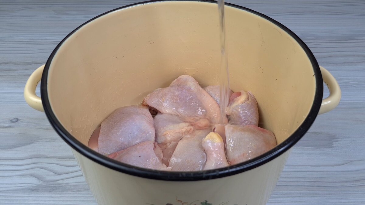 Видео-рецепт: Всем привет! Сегодня будем готовить заливное из курицы, точнее из окорочков. Заливное получается слоистым, праздничным, а еще очень вкусным и нежным.