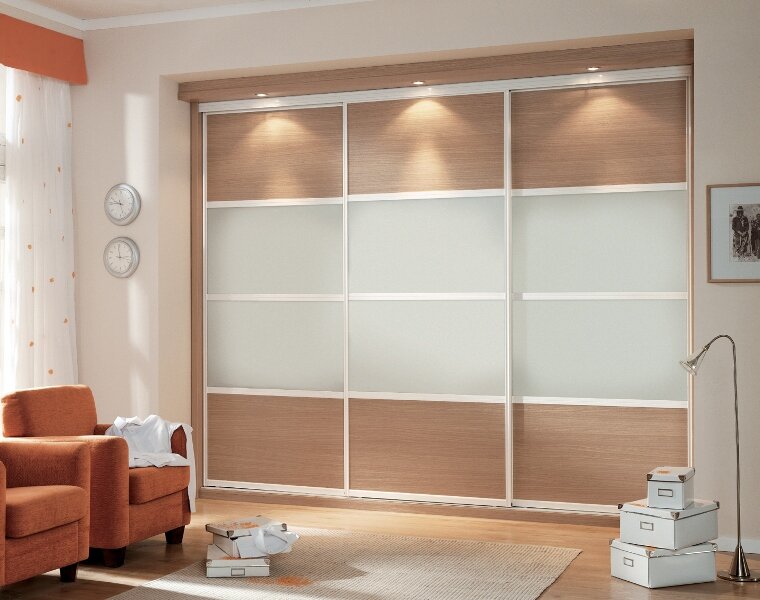 Шкаф-купе со вставками из ДСП и матового стекла