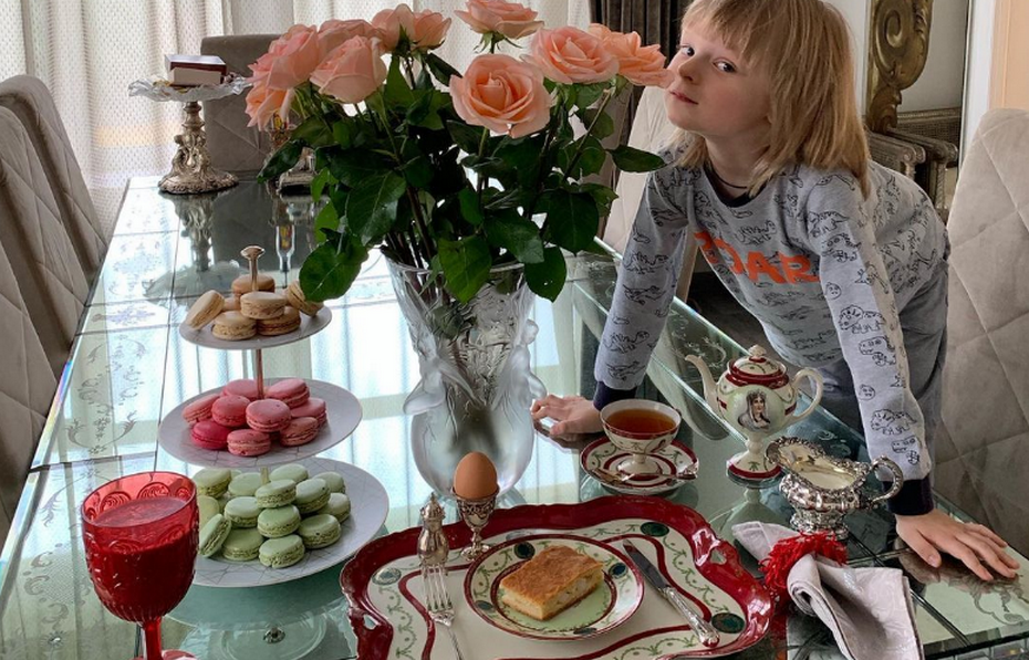 Сервировка завтрака в красных тонах