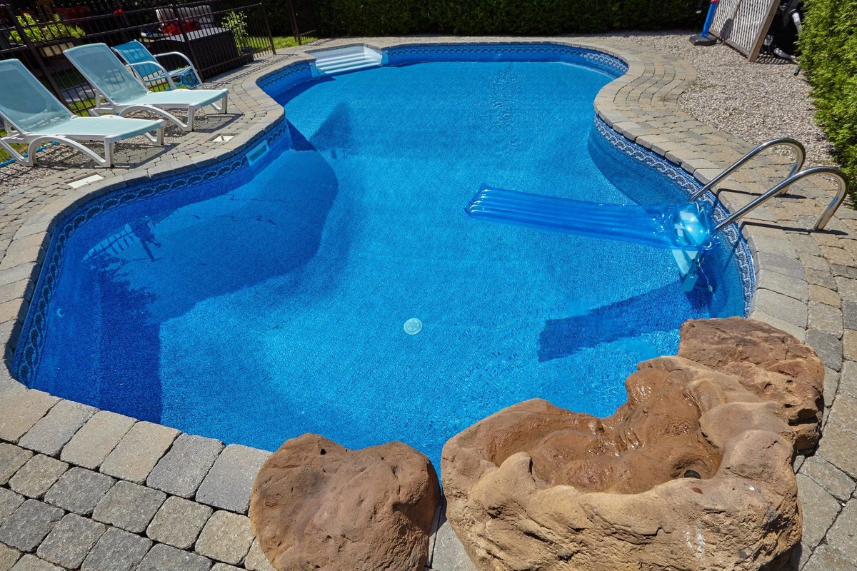 Бассейн синего цвета. Водный бассейн. Бассейн синего цвета. Сине желтый бассейн. Бассейн синий.