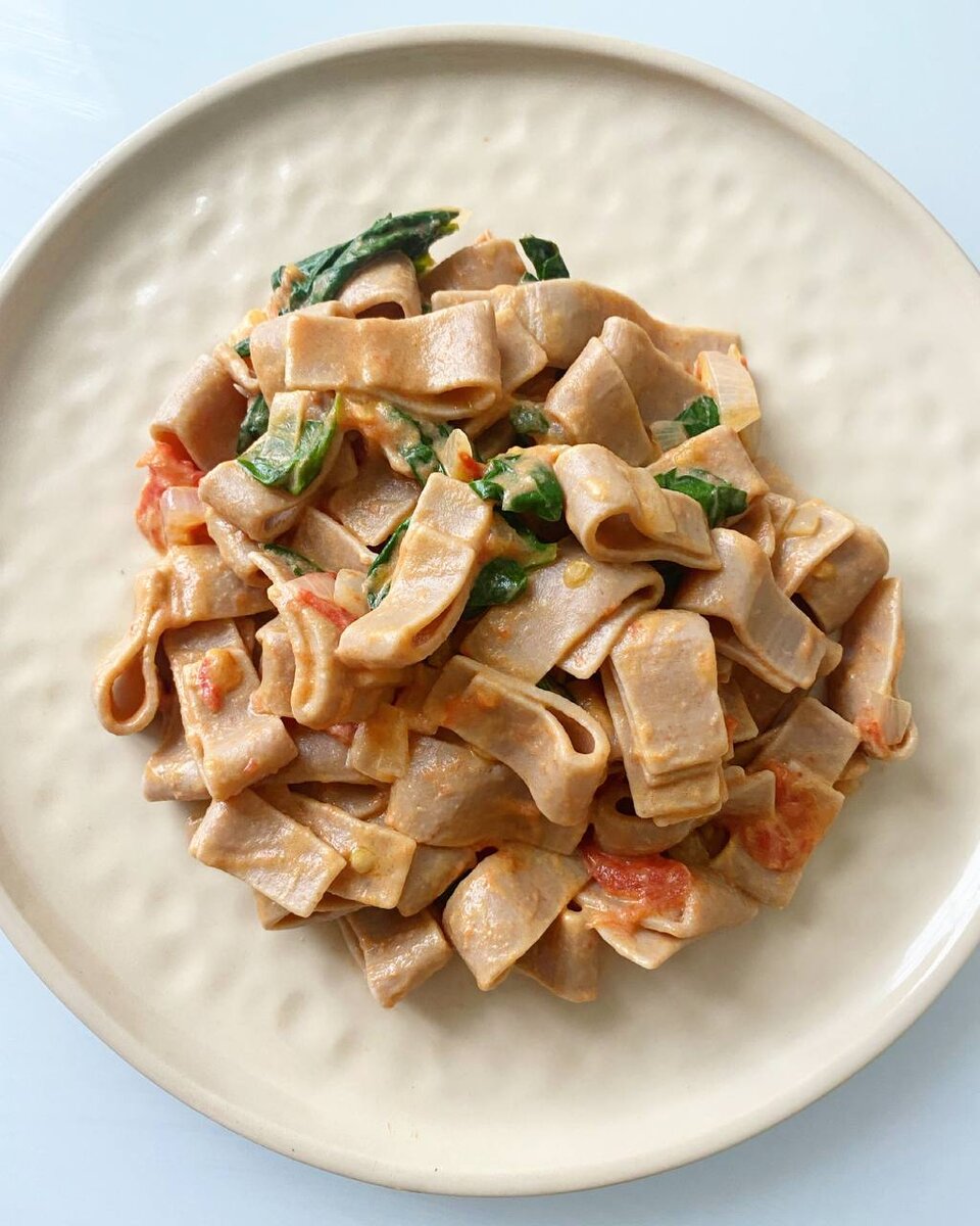 Паста с помидорами и шпинатом