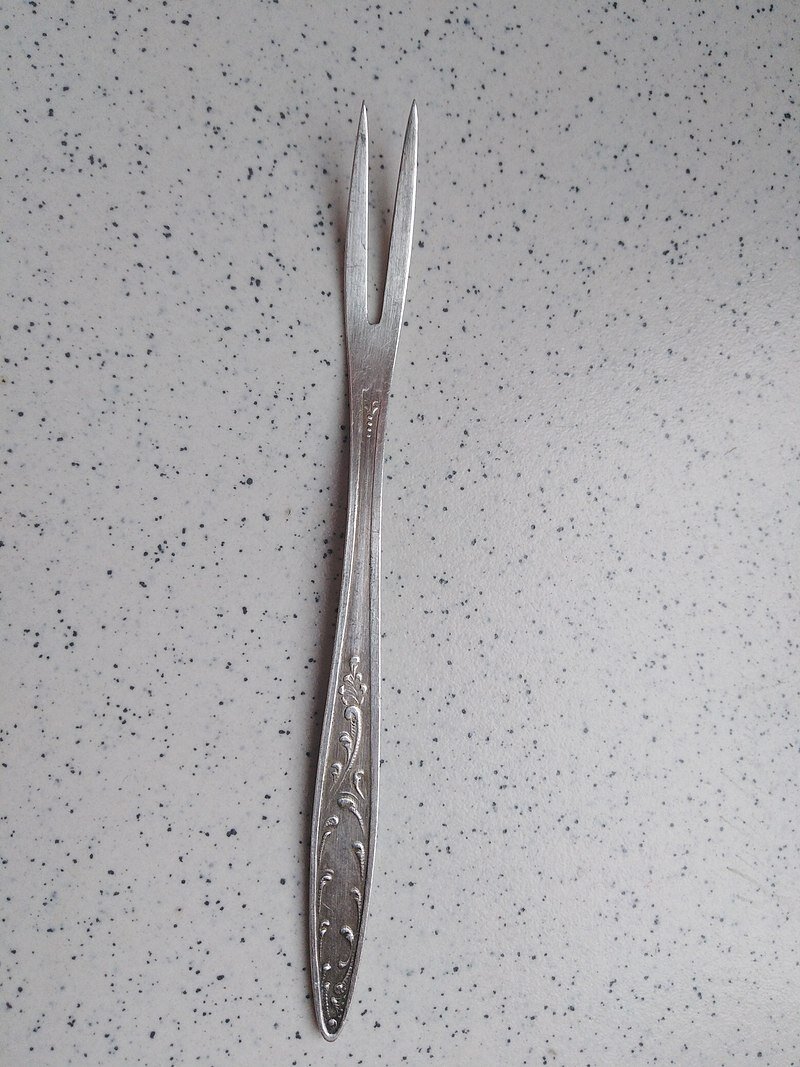 Лимонная вилка. Применяется также для оливок и маринованных огурцов.