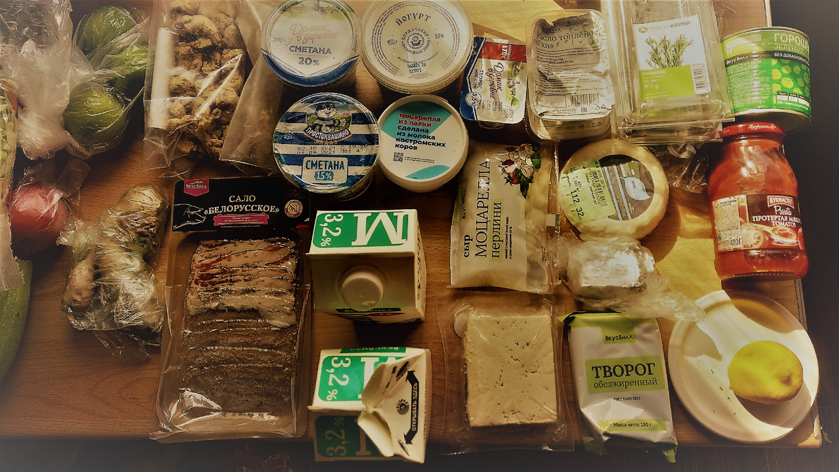 3 лайма, имбирь, начатая сметана - 2 пачки, йогурт, моцарелла - 2 пачки, тофу, адыгейский сыр, шоколадный сыр, масло гхи, творог мягкий, молоко - пачки, творог, начатый лимон, протертые томаты, остатки сала, горошек, соевое мясо и фарш, остатки тимьяна и розмарина (были свежие, стали сухие (удобно!), помидорка подглядывает, ждет свою очередь на фотосессию 